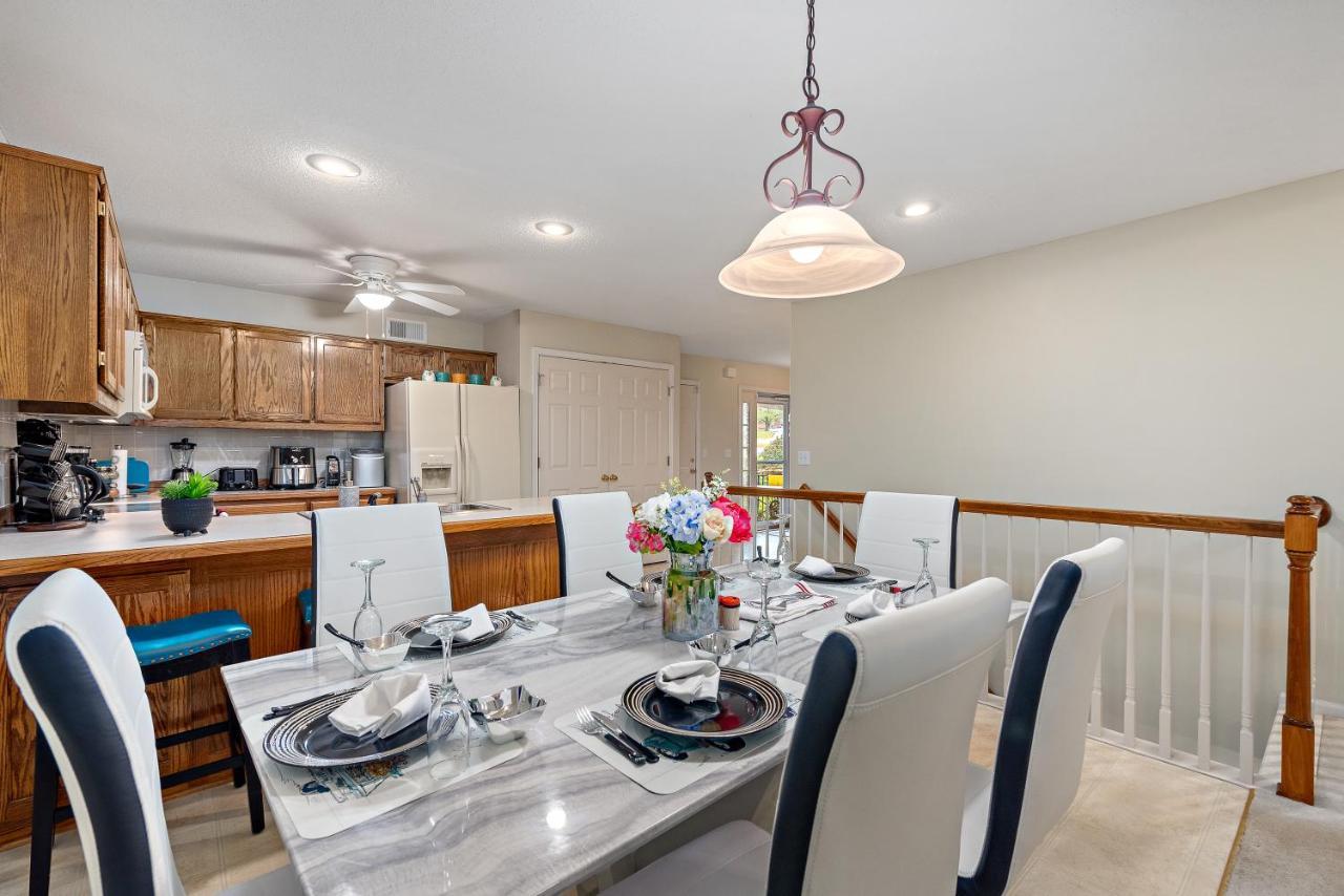 Beautiful Townhome, 11 Minutes To Downtown, Kcmo. Kansas City Exterior foto