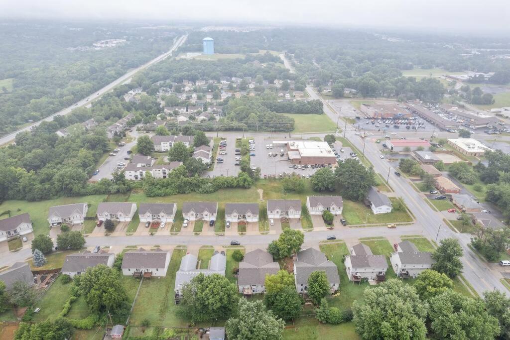 Beautiful Townhome, 11 Minutes To Downtown, Kcmo. Kansas City Exterior foto