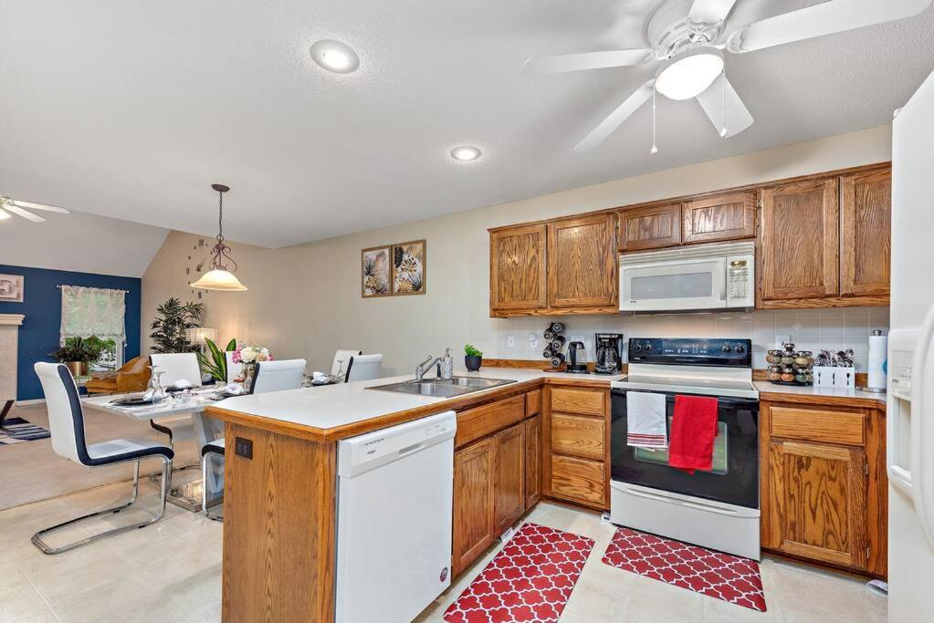 Beautiful Townhome, 11 Minutes To Downtown, Kcmo. Kansas City Exterior foto
